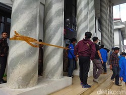 Demo Ricuh, Massa PMII Pandeglang Segel Kantor Bupati