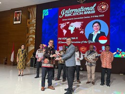 FM Venusiana Raih International Dedication Award 2023