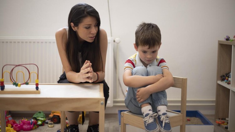 Five years old boy not cooperating with his psychotherapist.
