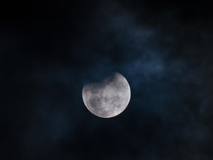 Salat Gerhana Bulan: Hukum, Niat, Tata Cara, dan Waktu Pelaksanaannya