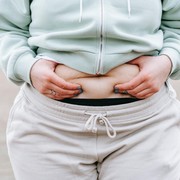 4 Kebiasaan Malam yang Bikin Perut Buncit, Hindari agar Punya Perut Rata Impian