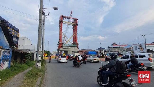 Jalan Raya Solo-Purwodadi ditutup selama tiga bulan lantaran ada pengerjaan proyek. Bus dan angkutan berat dilarang melintas.