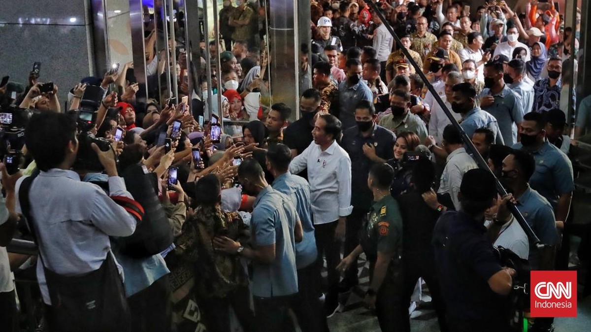 FOTO: Riuh Warga saat Jokowi ke Pasar Tanah Abang