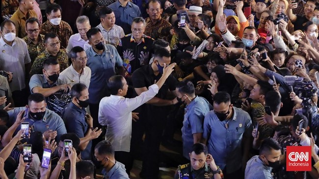 FOTO: Riuh Warga saat Jokowi ke Pasar Tanah Abang