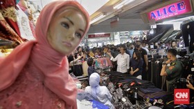 FOTO: Riuh Warga saat Jokowi ke Pasar Tanah Abang