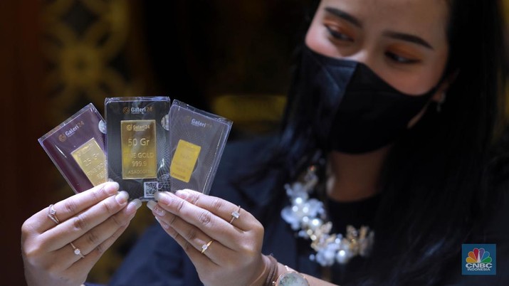 Karyawati menunjukkan emas Pegadaian di salah satu galeri 24 Pegadaian, Salemba Jakarta, Kamis (4/5). (CNBC Indonesia/Muhammad Sabki)