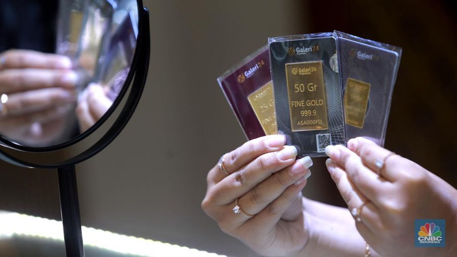Karyawati menunjukkan emas Pegadaian di salah satu galeri 24 Pegadaian, Salemba Jakarta, Kamis (4/5). (CNBC Indonesia/Muhammad Sabki)