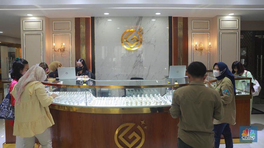 Karyawati menunjukkan emas Pegadaian di salah satu galeri 24 Pegadaian, Salemba Jakarta, Kamis (4/5). (CNBC Indonesia/Muhammad Sabki)