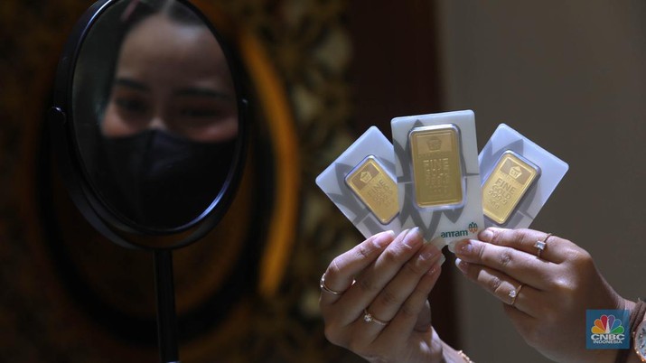 Karyawati menunjukkan emas PT Aneka Tambang Tbk. (Antam) di salah satu gallery penjualan emas di Jakarta, Kamis (4/5). (CNBC Indonesia/Muhammad Sabki)