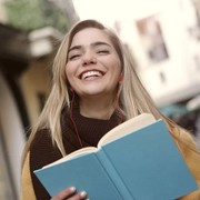 5 Kebiasaan Unik yang Sering Dilakukan Orang Cerdas, Ada yang Suka Ngomong Sendiri!
