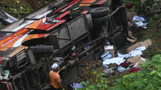 KNKT menyebut kecelakaan bus dan truk banyak terjadi di jalan menurun dan sebagian besar pengemudi abai dengan teknik pengereman yang benar.