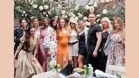<p>Lindsay juga membagikan potretnya bersama kerabat dan teman dekat. Pemain film <em>The Parent Trap</em> ini mengaku sangat bersyukur bisa mendapatkan dukungan dari teman selama kehamilan. (Foto: Instagram @lindsaylohan)</p>