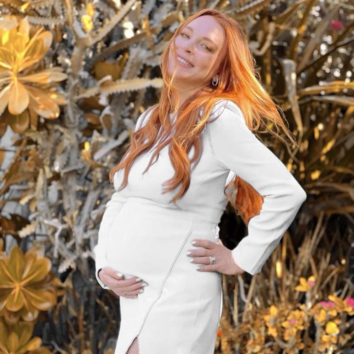 <p>Lindsay Lohan memamerkan baby bump kehamilannya yang sudah mulai besar nih, Aktris 36 tahun ini terlihat bahagia dan makin glowing. (Foto: Instagram @lindsaylohan)</p>