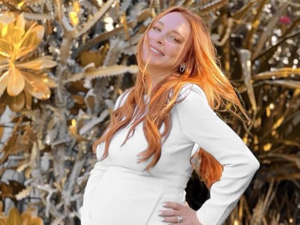 5 Potret Kehamilan Pertama Lindsay Lohan, Pamer Baby Bump untuk Pertama Kali