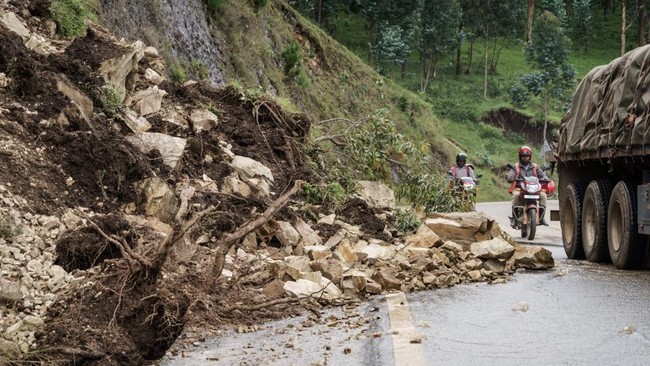 Jalur alternatif Malalak yang menghubungkan Padang-Bukittinggi ditutup sementara akibat longsor.