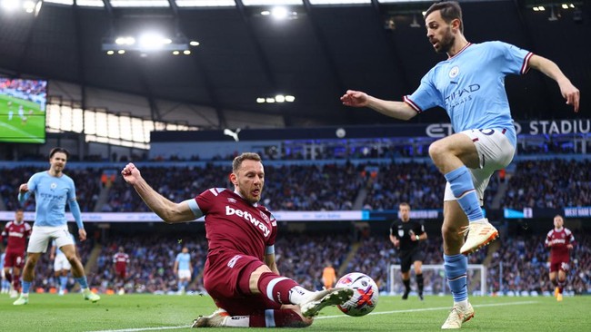 Berikut klasemen Liga Inggris usai Manchester City dan Liverpool sukses meraih kemenangan atas lawannya masing-masing, Kamis (4/5) dini hari WIB.