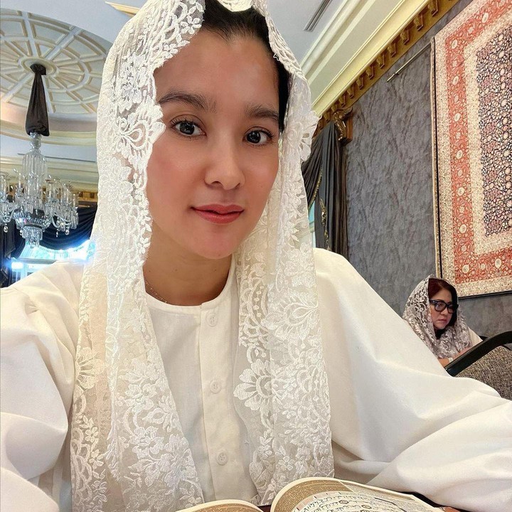 <p>Potret Marcella Zalianty yang sedang mengaji membuatnya dibanjiri komentar dari rekan artis dan netizen. "Aduh cantik dan memancar cahayanya," kata Happy Salma. "Pantesan cantiknya bercahaya, rupanya rajin baca qur'an,, istiqamah selalu ya mba cantik," ujar akun @yeni_*****. (Foto: Instagram @marcella.zalianty)</p>