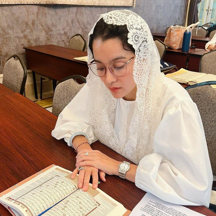 <p>Lewat media sosial, Marcella Zalianty terlihat sedang mengaji di sebuah kajian. <em>"Revelation of the first word of Holy Quran was ‘Iqra’ meaning ‘To Read’. It motivates the Muslims to learn and educate themselves as Allah wants them to gain knowledge,"</em> tulisnya di keterangan foto. (Foto: Instagram @marcella.zalianty)</p>
