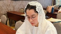 <p>Lewat media sosial, Marcella Zalianty terlihat sedang mengaji di sebuah kajian. <em>"Revelation of the first word of Holy Quran was ‘Iqra’ meaning ‘To Read’. It motivates the Muslims to learn and educate themselves as Allah wants them to gain knowledge,"</em> tulisnya di keterangan foto. (Foto: Instagram @marcella.zalianty)</p>