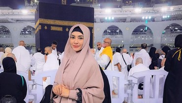 img-title Isu Dekat dengan Ariel NOAH, 7 Pesona Masayu Anastasia Berhijab Manglingi
