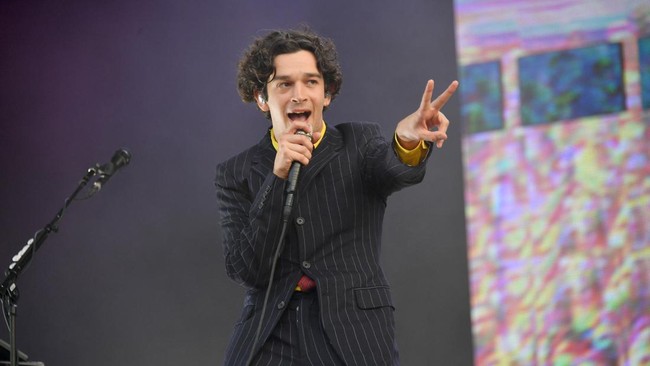 Desas-desus Beredar: Vokalis The 1975 Matty Healy Dikaitkan dengan Tunangan Model Misterius