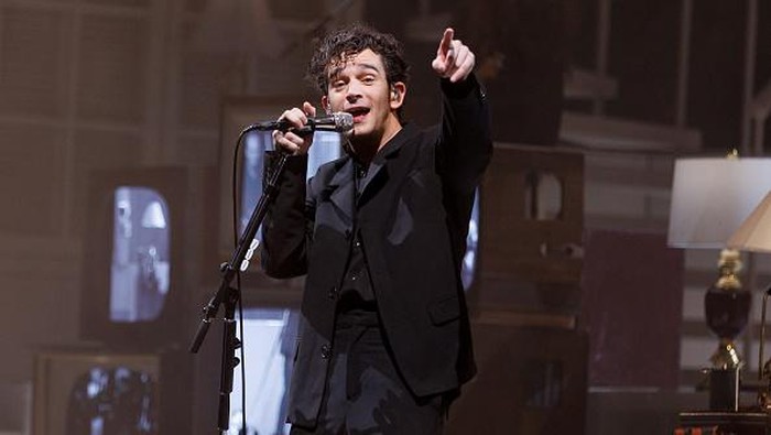LONDON, ENGLAND - JANUARY 13: (EXCLUSIVE COVERAGE) Matty Healy of The 1975 performs at The O2 Arena on January 13, 2023 in London, England. (Photo by Burak Cingi/Redferns for ABA)