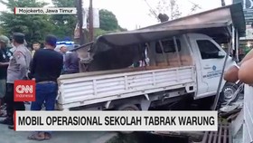 VIDEO: Mobil Operasional Sekolah Tabrak Warung