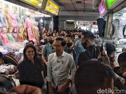 Blusukan ke Pasar Tanah Abang, Jokowi Senang Omzet Pedagang Naik