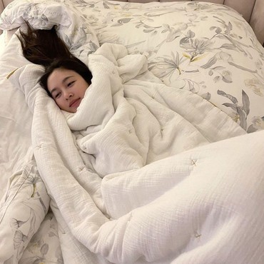 Pamer Pose di Ranjang, 7 Potret Nong Poy Transgender Tercantik Usai Nikah