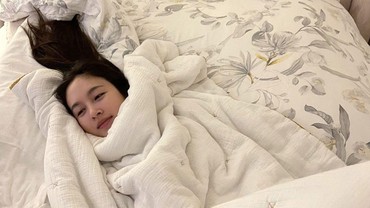 img-title Pamer Pose di Ranjang, 7 Potret Nong Poy Transgender Tercantik Usai Nikah