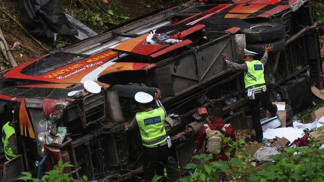 Dirlantas Polda Jateng Kombes Pol Agus Suryo mengatakan bus yang jatuh ke sungai di kawasan wisata Guci, Tegal, Jawa Tengah, membawa puluhan penumpang.