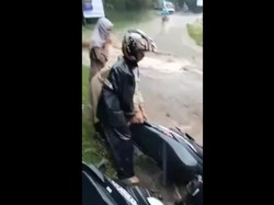 Viral Pemotor Terjebak Banjir di Tanjakan Sikelir Banjarnegara