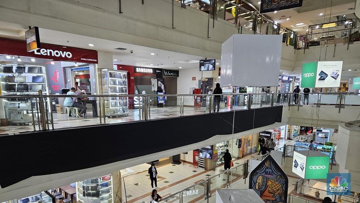 Penjualan HP dilaporkan sedang lesu, salah satu pasar HP yakni Mall Ambasador suasana mal terlihat sepi. (CNBC Indonesia/Intan Rakhmayanti Dewi)