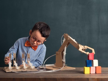 Perlukah Anak Cerdas Masuk Kelas Akselerasi? Pertimbangan untuk Ortu & Cara Masuknya