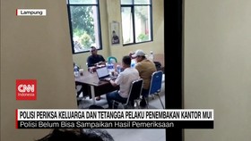 VIDEO: Polisi Periksa Keluarga & Tetangga Pelaku Penembakan Kantor MUI