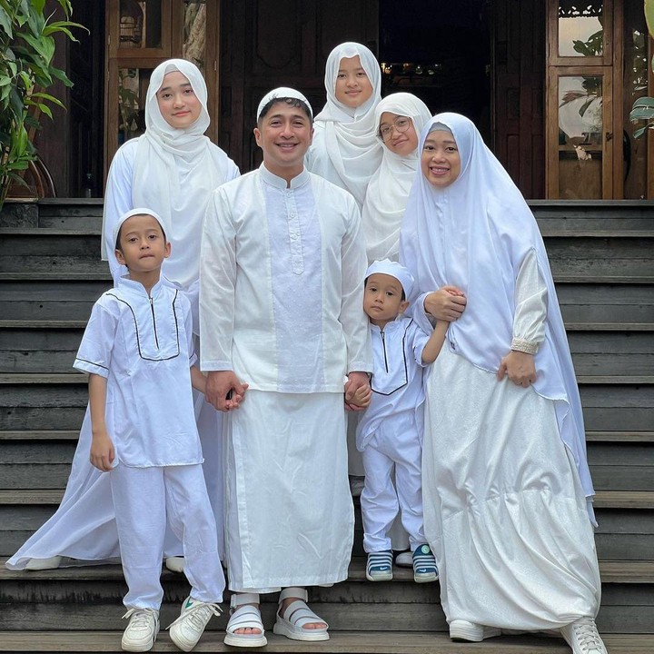 <p>Kelima anak presenter Irfan Hakim dinilai sangat pandai dalam hal mengaji dan menghafal Al-Qur'an. Irfan bahkan mendatangkan guru <em>private</em> mengaji untuk anak-anaknya. (Foto: Instagram: @irfanhakim75)</p>