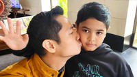 <p>Putra sulung Dude Harlino dan Alyssa Soebandono, Muhammad Dirgantara Ariendra Harlino, sangat pandai mengaji. Bocah yang lahir pada 19 Februari 2015 ini telah diajarkan menghafal Al-Qur'an sejak usia 6 tahun. (Foto: Instagram: @dude2harlino)</p>