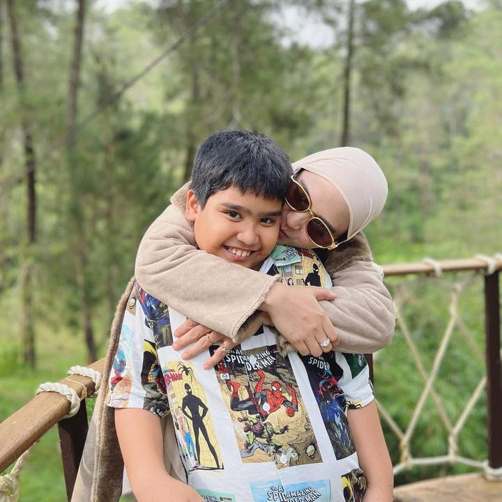 <p>Sultan Mahmoed Qusyairi anak pasangan April Jasmine dan Ustaz Solmed, telah dimasukkan ke pesantren sejak usianya 5 tahun. Hasilnya, kini Sultan menjadi seorang penghafal Al-Qur'an, Bunda. (Foto: Instagram: @apriljasmine85)</p>