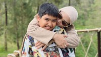 <p>Sultan Mahmoed Qusyairi anak pasangan April Jasmine dan Ustaz Solmed, telah dimasukkan ke pesantren sejak usianya 5 tahun. Hasilnya, kini Sultan menjadi seorang penghafal Al-Qur'an, Bunda. (Foto: Instagram: @apriljasmine85)</p>