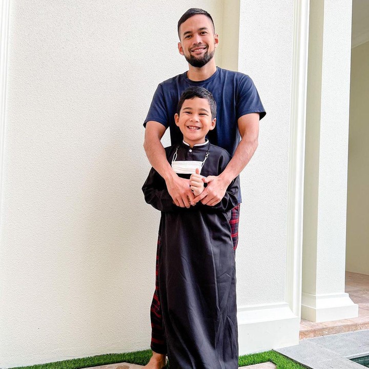 <p>Putra Teuku Wisnu dan Shireen Sungkar, Adam, dikenal pintar dan rajin mengaji. Sejak kecil, adam juga rajin menghafalkan ayat-ayat suci Al-Qur'an. (Foto: Instagram: @shireensungkar)</p>