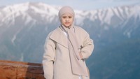 <p>Maryam anak Ustazah Oki Setiana Dewi sangat pandai dalam hal mengaji. Selain itu, Maryam juga fasih dalam berbahasa Arab, lho. (Foto: Instagram: @okisetianadewi)</p>