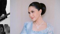 <p>Belum lama ini, wanita yang kini memiliki gelar boru Damanik itu menjalani prosesi adat Batak, Martumpol. Ia terlihat cantik dan anggun mengenakan kebaya biru dan kain songket warna senada untuk prosesinya. (Foto: Instagram: @jscmila)</p>
