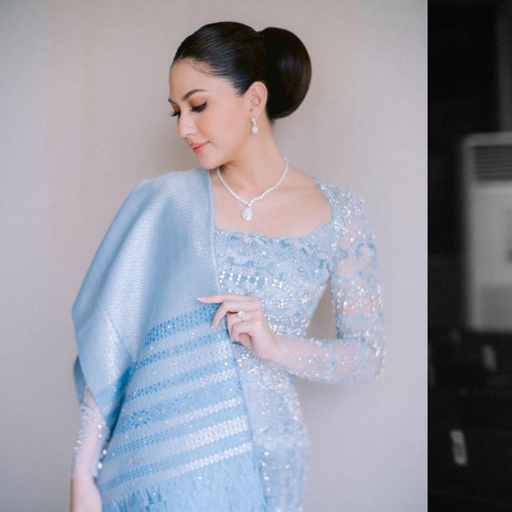 <p>"Embracing the beautiful traditions of Martumpol," tulis Jessica Mila pada akun media sosialnya seraya menyisipkan emoticon hati berwarna putih. (Foto: Instagram: @jscmila)</p>