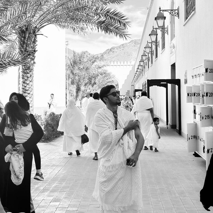 <p>Bunda, kita doakan agar ibadah yang dijalani oleh Refal Hady selalu diberi kelancaran, ya. Semoga Refal dan keluarga kembali ke Tanah Air dengan selamat. (Foto: Instagram: @refalhady)</p>