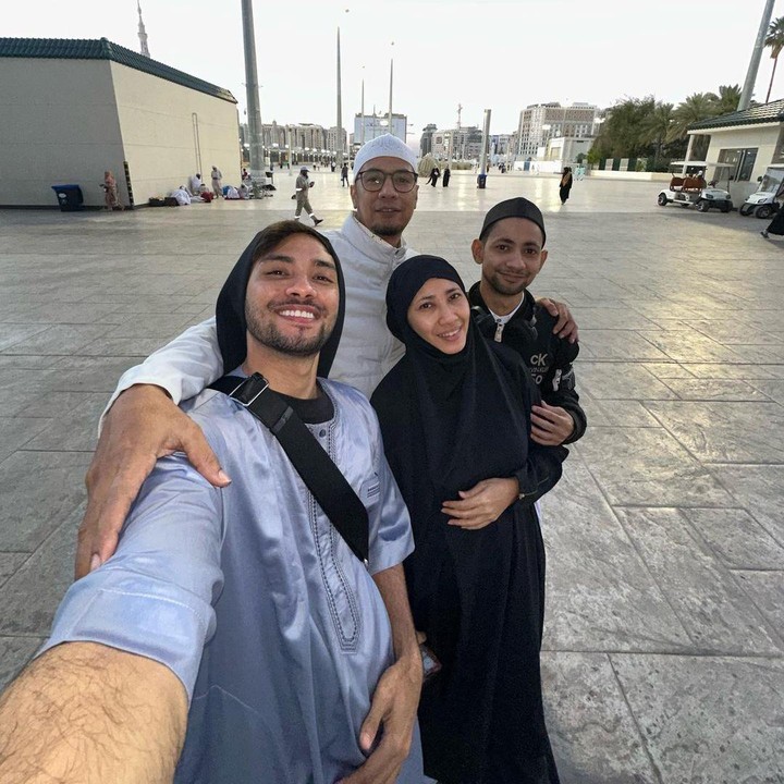 <p>"Alhamdulillah wa syukurillah. Bersyukur tiada henti alhamdulillah bisa memenuhi panggilan Allah dan beribadah bersama kakak-kakak ke Tanah Suci," ungkapnya. (Foto: Instagram: @refalhady)</p>