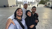 7 Potret Refal Hady Umrah dengan Keluarga, Didoakan Segera ke Sana Bersama Istri