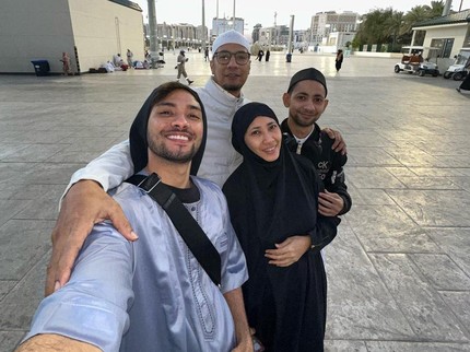 7 Potret Refal Hady Umrah dengan Keluarga, Didoakan Segera ke Sana Bersama Istri