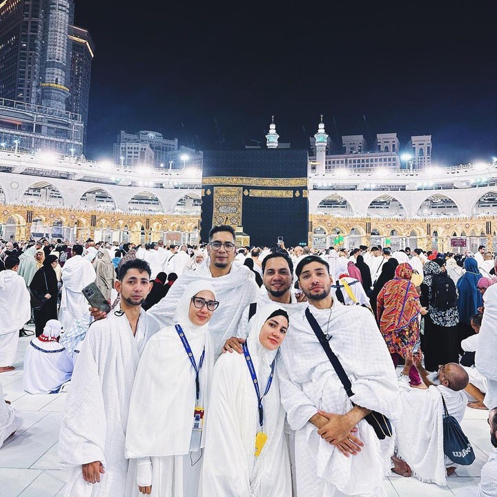 <p>Pada unggahannya yang lain, Refal Hady mengungkapkan rasa syukurnya karena bisa melaksanakan ibadah umrah bersama dengan kakak-kakaknya. Hal ini diungkapkan langsung pada akun media sosialnya. (Foto: Instagram: @refalhady)</p>