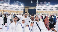 <p>Pada unggahannya yang lain, Refal Hady mengungkapkan rasa syukurnya karena bisa melaksanakan ibadah umrah bersama dengan kakak-kakaknya. Hal ini diungkapkan langsung pada akun media sosialnya. (Foto: Instagram: @refalhady)</p>