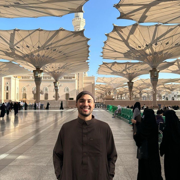 <p>Refal turut membagikan potretnya selama berada di kota Mekkah dan Madinah. Ia terlihat gagah mengenakan peci dan baju gamis warna cokelat. (Foto: Instagram: @refalhady)</p>